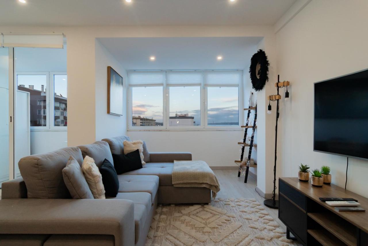 Stylish Apartment W/ River View By Lovelystay Oeiras Kültér fotó